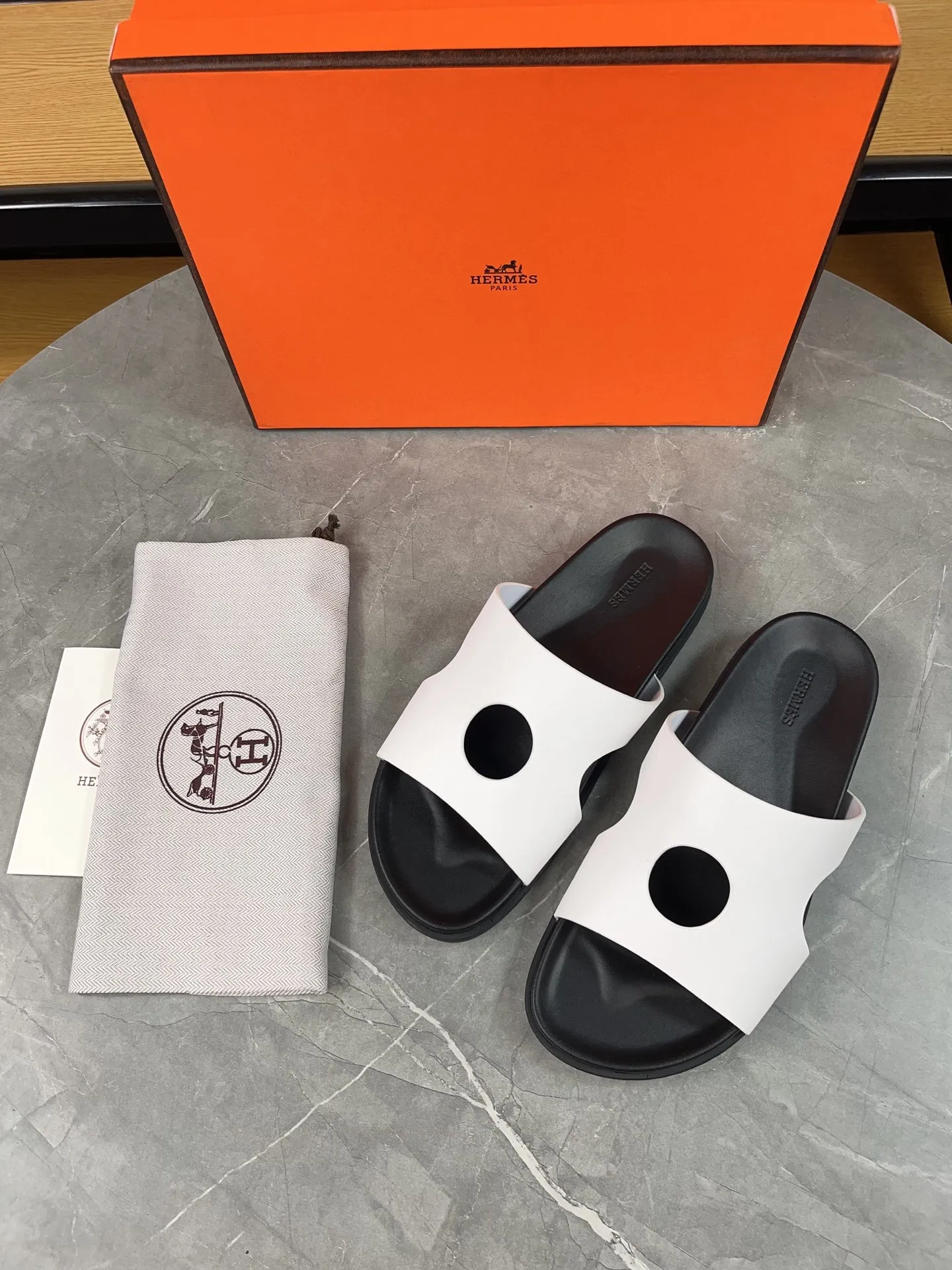 p400🐮🐮H family classic (couple style) Hermes Hermes spring and summer sandals series! Classic style, always popular slippers - sandals, great with any combination! ! ! Upper: imported PU inner lining: imported mixed sheepskin Outsole: Tpu non-slip and wear-resistant outsole Female size: 35-40 (customized at 41) Male size: 39-45 (customized at 39.45)